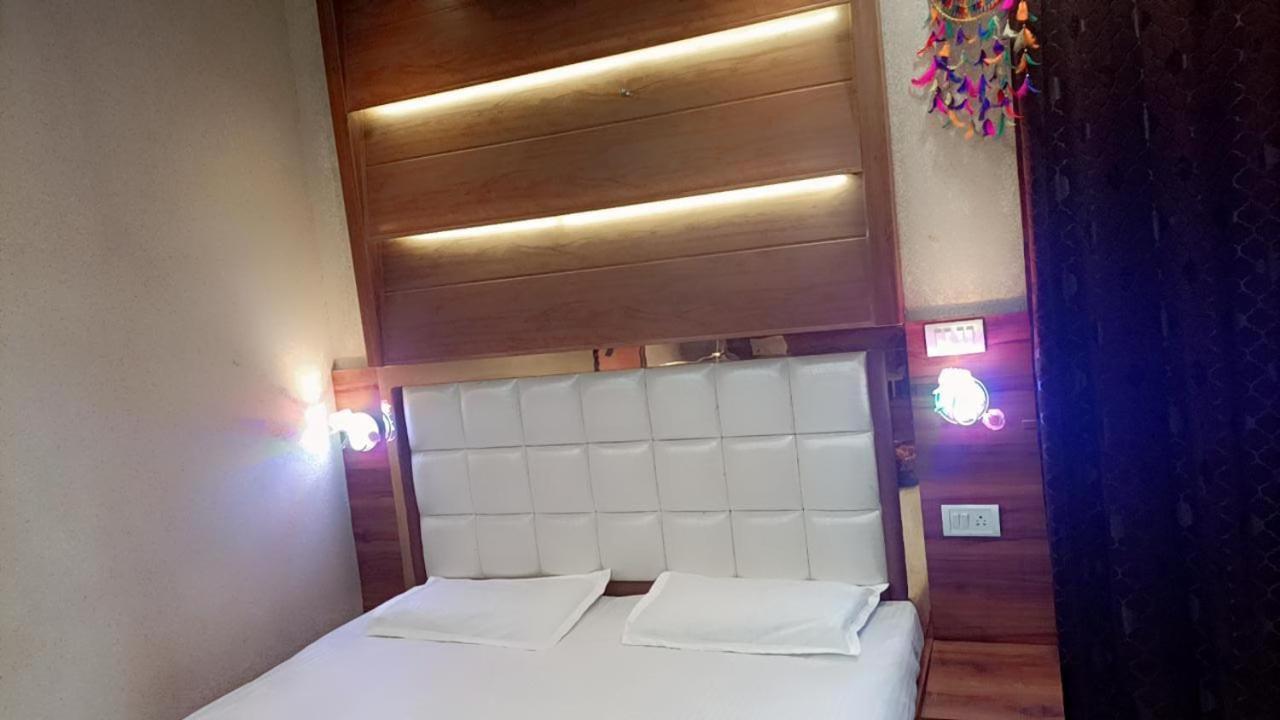 Priya Hotel Faizābād Bagian luar foto